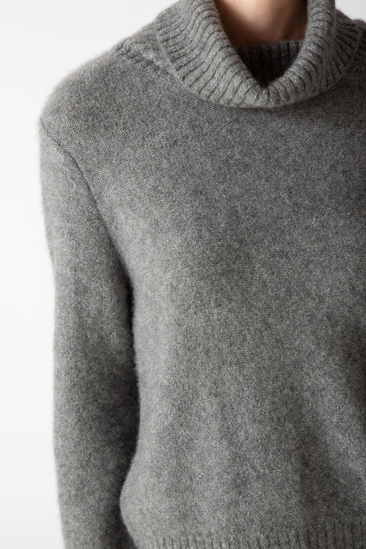 BOUCLE CROPPED TURTLENECK