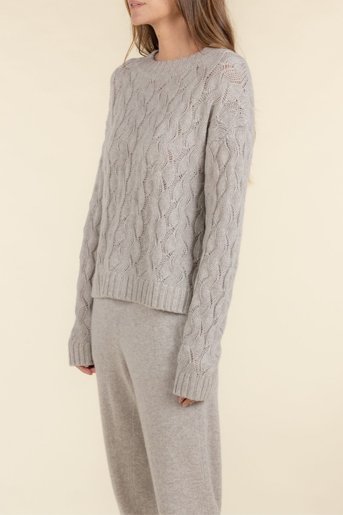 SUSTAINABLE CASHMERE CABLE SWEATER