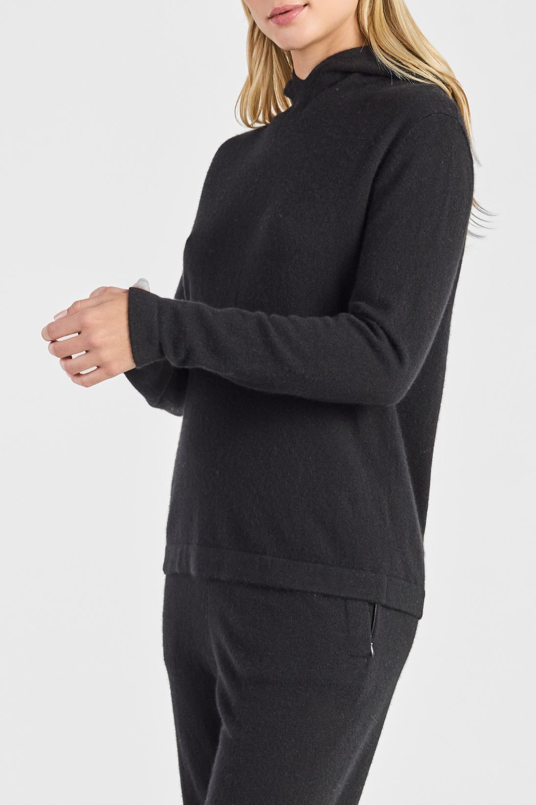 PULLOVER HOODIE