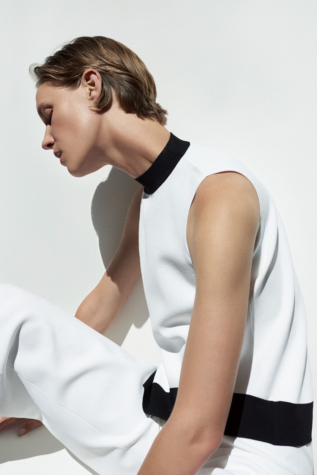 CONTRAST WAVE SLEEVELESS TOP