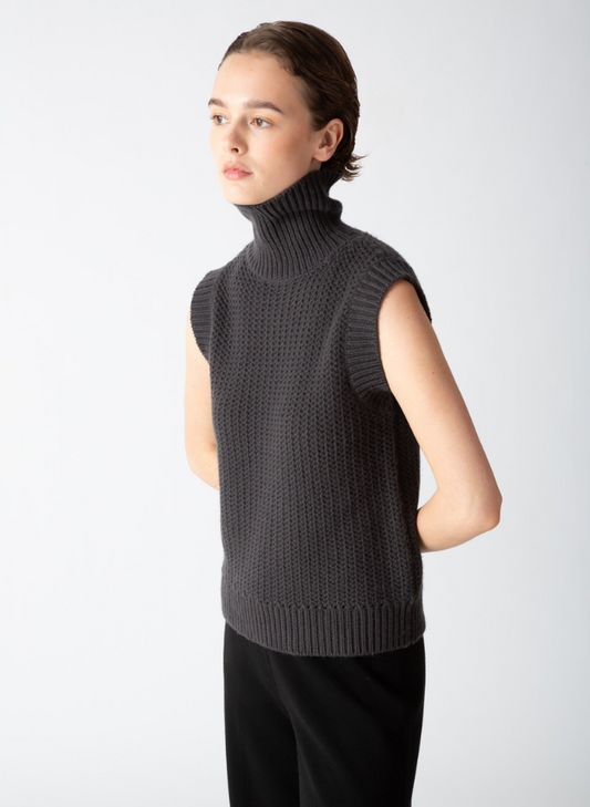 SLEEVELESS TURTLENECK SWEATER