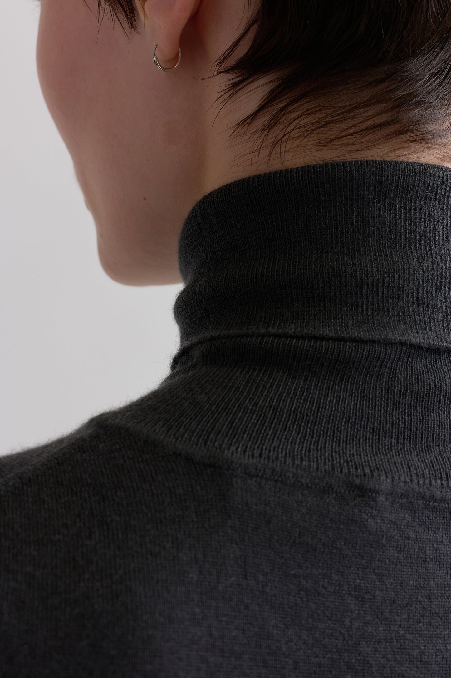 CASHMERE RIBBED ELBOW SLEEVE TURTLENECK