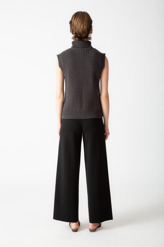 SLEEVELESS TURTLENECK SWEATER