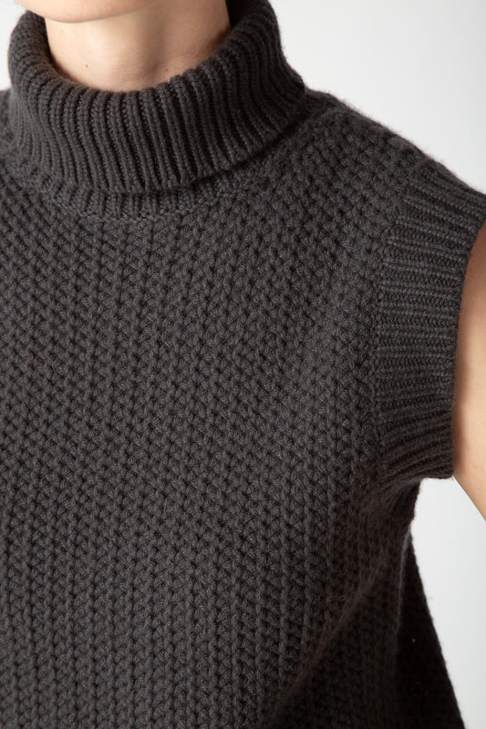 SLEEVELESS TURTLENECK SWEATER
