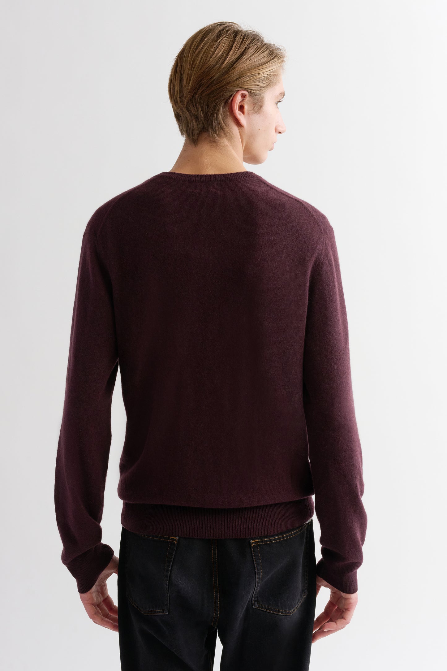 CLASSIC V-NECK SWEATER