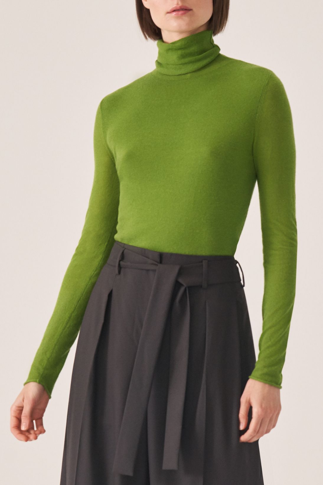 CASHMERE FEATHERWEIGHT TURTLENECK