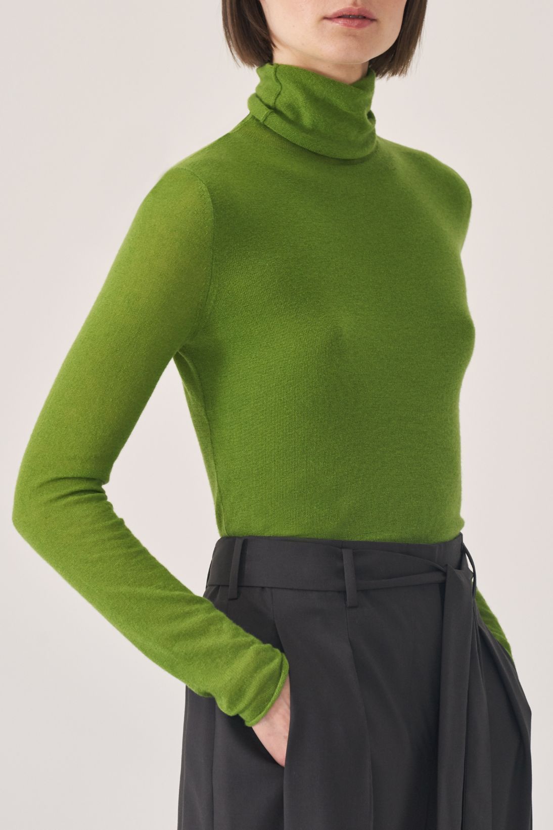 CASHMERE FEATHERWEIGHT TURTLENECK