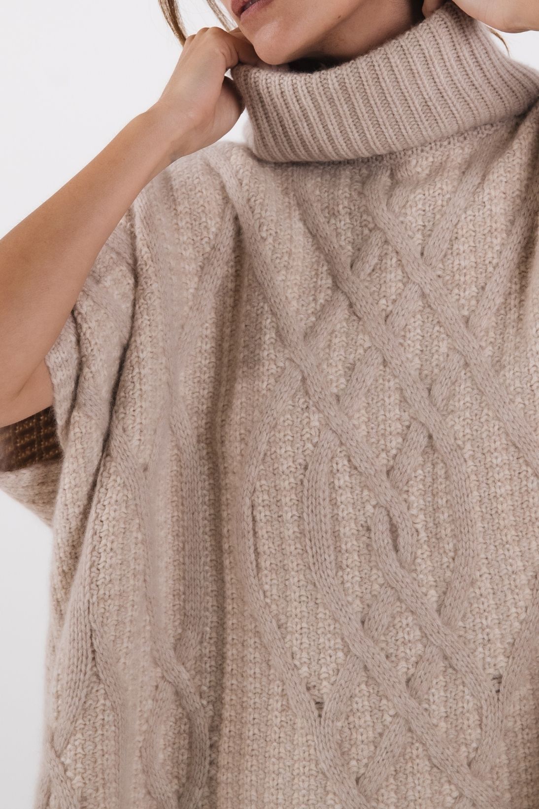 CABLE TURTLENECK PONCHO